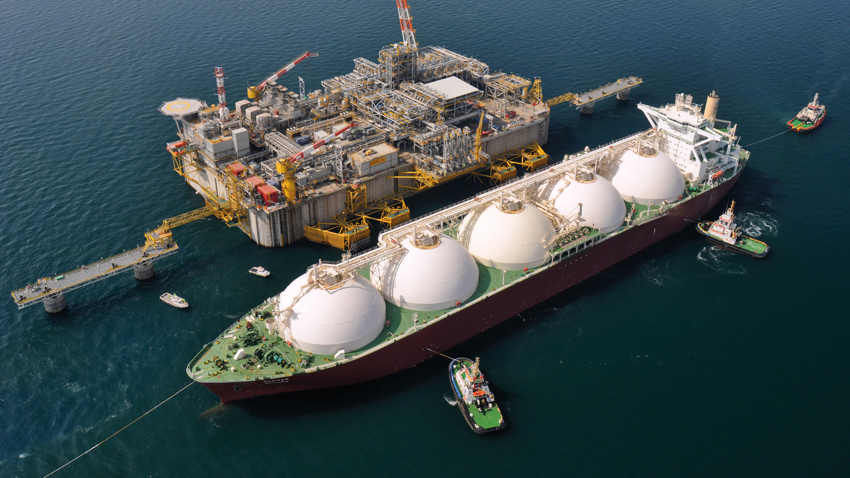 vessel unloading oil from Qatar